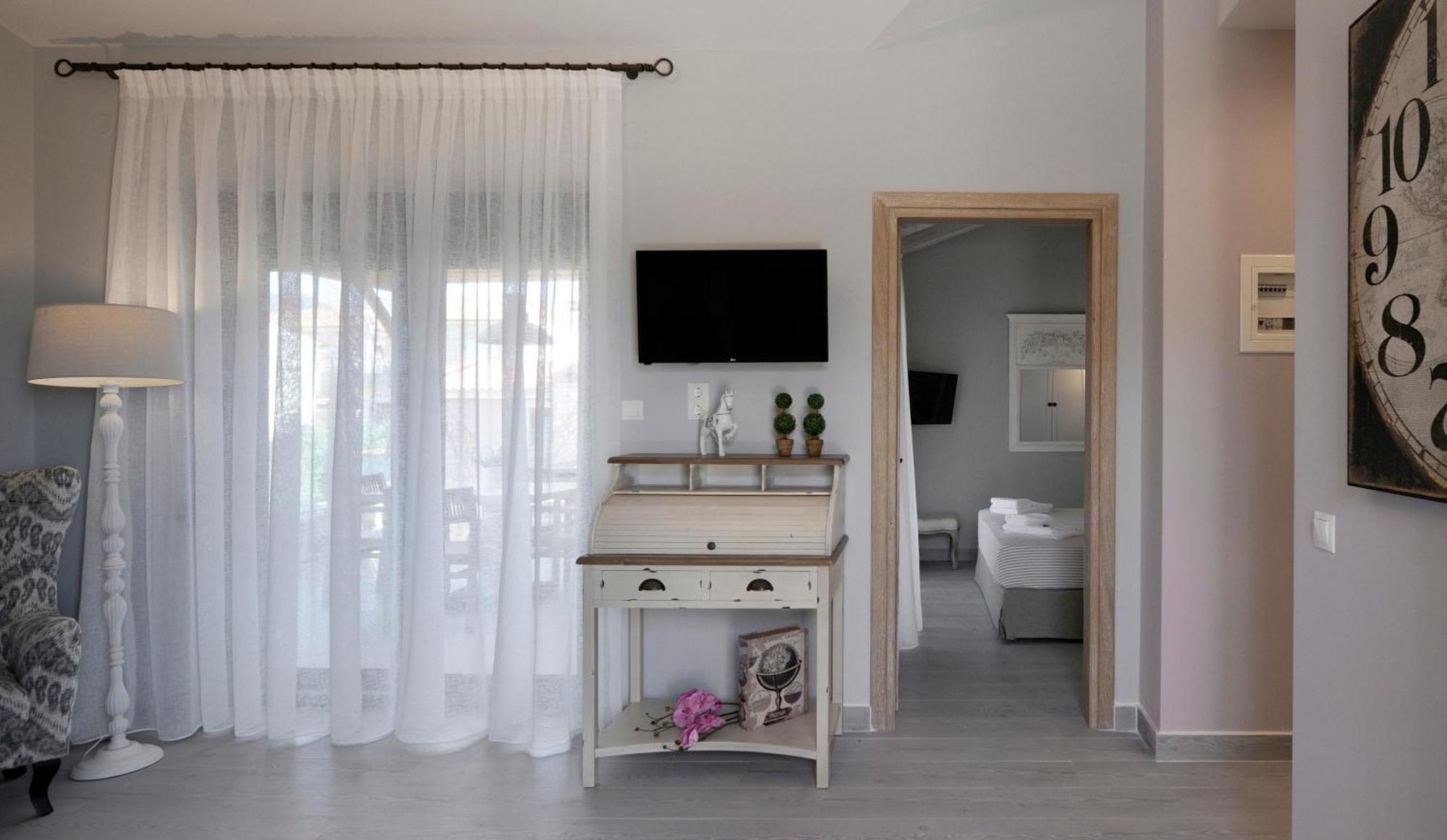 By The Sea Luxury Suites Ліменас Екстер'єр фото