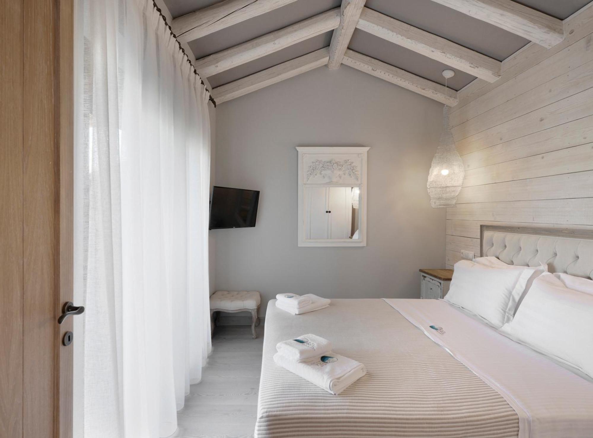 By The Sea Luxury Suites Ліменас Екстер'єр фото